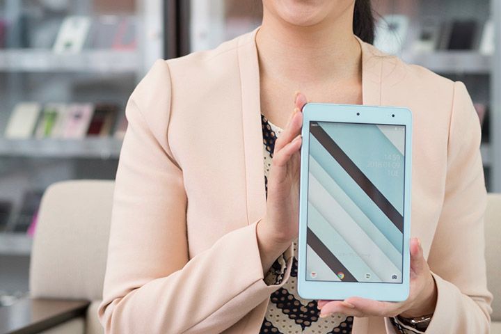 Qua tab QZ8について説明するauの広報担当の中村玲子